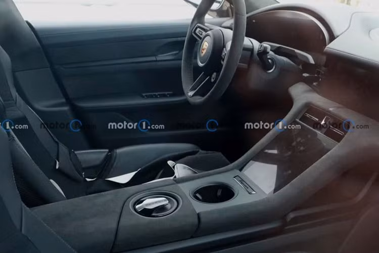 Trong khi đó, màn hình giải trí trung tâm và bảng điều khiển công cụ vẫn giữ nguyên như cũ. Tuy nhiên, có thể xe sẽ được nâng cấp đáng kể về phần mềm với hệ thống thông tin giải trí mới hoặc công nghệ hỗ trợ lái.