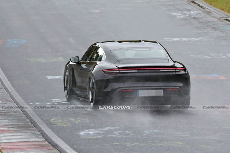 Taycan Turbo S hiện là phiên bản mạnh mẽ nhất, với công suất lên tới 750 mã lực và mô-men xoắn cực đại 1.048 Nm. Tuy nhiên, ở bản nâng cấp sắp ra mắt, Porsche sẽ cho trình làng một phiên bản mới với tên gọi Taycan Turbo GT, dự kiến có công suất lên tới hơn 900 mã lực.