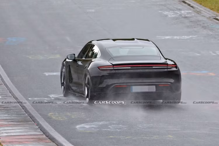 Taycan Turbo S hiện là phiên bản mạnh mẽ nhất, với công suất lên tới 750 mã lực và mô-men xoắn cực đại 1.048 Nm. Tuy nhiên, ở bản nâng cấp sắp ra mắt, Porsche sẽ cho trình làng một phiên bản mới với tên gọi Taycan Turbo GT, dự kiến có công suất lên tới hơn 900 mã lực.