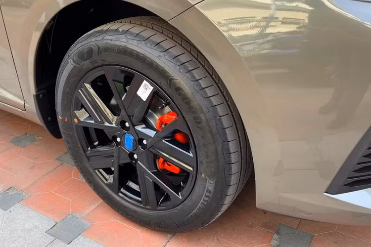 Nằm phía sau vành trước là cùm phanh màu đỏ tương phản và tăng vẻ thể thao cho xe. Ốp gương chiếu hậu được sơn cùng màu với thân xe trong khi tay nắm cửa lại sơn màu bạc. Gương ngoại thất có đủ tính năng gập điện, chỉnh điện, tự động gập khi cửa khóa và tích hợp đèn báo rẽ.