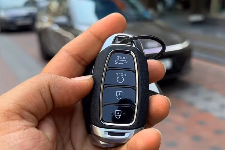 Ghế lái sưởi ấm/thông hơi, bệ tì tay trung tâm trượt lên/xuống giữa 2 ghế trước. Cửa gió điều hòa/2 cổng USB Type C/rèm che nắng chỉnh tay ở hàng ghế sau