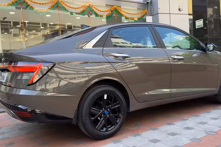 Accent mới vốn được thiết kế theo phong cách fastback nên cửa cốp được tích hợp cánh gió nhỏ và logo của hãng Hyundai. Trong khi đó, cản sau của xe được ốp màu đen bóng, tương tự anten vây cá trên nóc.