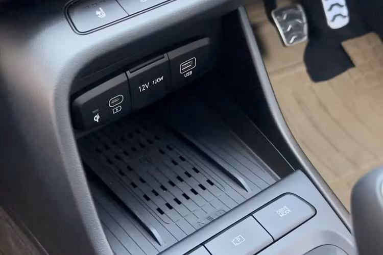 Đằng sau hàng ghế thứ hai là khoang hành lý có thể tích 528 lít, rộng nhất trong phân khúc sedan cỡ B tại Ấn Độ. Có được điều đó là nhờ kích thước tăng mạnh, bao gồm chiều dài 4.535 mm, chiều rộng 1.765 mm, chiều cao 1.475 mm, chiều dài cơ sở 2.670 mm và chiều cao gầm 170 mm.