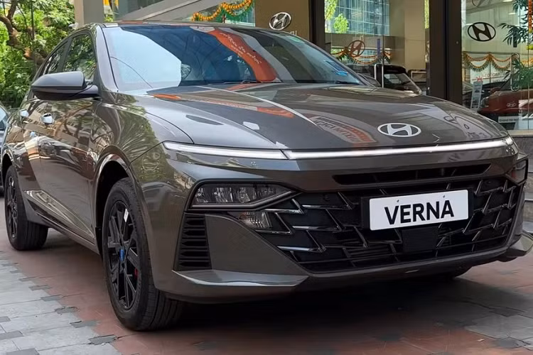 Giá xe Hyundai Accent SX (O) Turbo 2023 số sàn này là 1.598.900 Rupee (khoảng 455 triệu đồng). Dự định, mẫu xe Hyundai Accent 2023 sẽ sớm về Việt Nam trong năm nay.