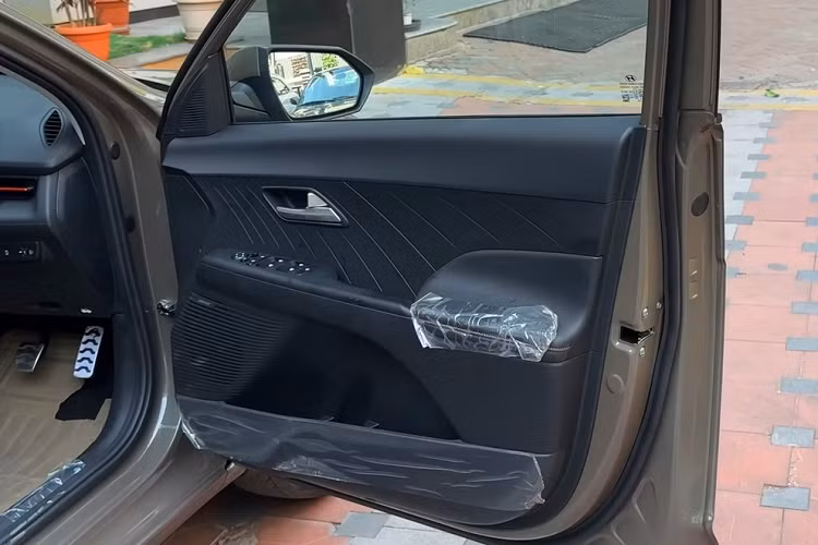 Bù lại, xe có hệ thống trợ lái nâng cao Hyundai Smartsense, bao gồm những tính năng như cảnh báo tiền va chạm, hỗ trợ tránh va chạm với người đi bộ/người đạp xe/ô tô phía trước, hỗ trợ tránh va chạm ở giao lộ, cảnh báo điểm mù, hỗ trợ tránh va chạm trong điểm mù, hỗ trợ giữ làn đường