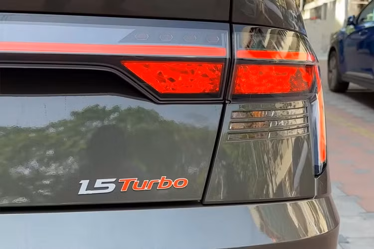 Đằng sau vô lăng là màn hình cong, kết hợp giữa bảng đồng hồ kỹ thuật số và màn hình cảm ứng trung tâm cùng có kích thước 10,25 inch. Màn hình trung tâm hỗ trợ Apple CarPlay/Android Auto và điều khiển bằng giọng nói.