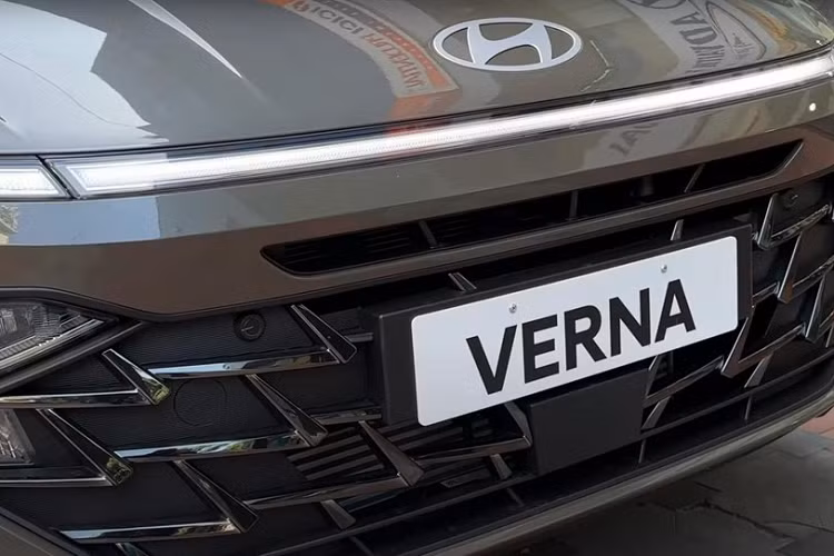 Vì thuộc bản cao cấp nhất nên chiếc Hyundai Accent 2023 bản SX (O) này được trang bị tương đối đầy đủ. Bên ngoài, xe thu hút sự chú ý bằng lưới tản nhiệt hình thang ngược, sơn màu đen bóng, tích hợp đèn báo rẽ dạng Halogen ở hai góc.