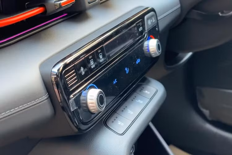 ... cửa sổ trời chỉnh điện, khởi động nút bấm và chìa khóa thông minh. Người dùng có thể dùng tính năng điều khiển bằng giọng nói để bật/tắt điều hòa, chỉnh cửa sổ trời và kích hoạt thông hơi của ghế lái.