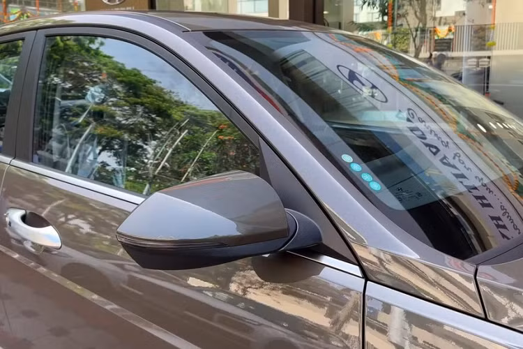 Riêng cột C được trang trí bằng nẹp mạ crôm mới, nối liền với đường chân kính của xe. Tiếp đến là cụm đèn hậu LED nằm vắt ngang đuôi xe, tạo ấn tượng thị giác mạnh khi nhìn từ phía sau. Ngoài ra, xe còn được trang bị 3 dải đèn báo rẽ nằm bên dưới đèn hậu, đèn lùi và đèn phản quang trên cản sau.