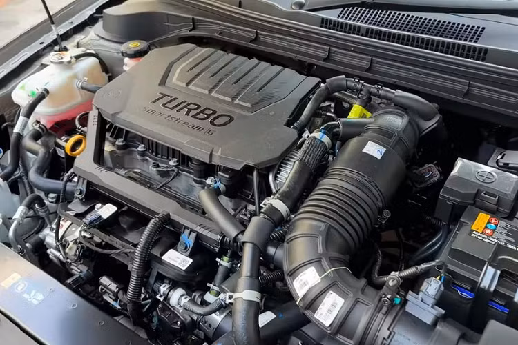 Bên dưới mặt táp-lô là màn hình hiển thị của hệ thống điều hòa tự động. Thêm vào đó là 2 núm xoay để chỉnh điều hòa và hệ thống thông tin giải trí của xe. Ở cụm điều khiển trung tâm, Hyundai Accent 2023 bản cao cấp nhất có 1 cổng USB Type C, 1 cổng USB Type A, sạc điện thoại không dây và nút chọn chế độ lái.