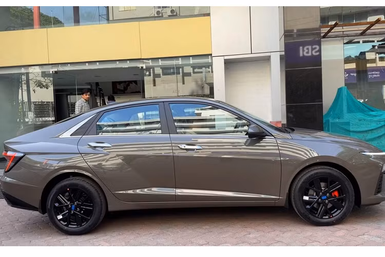 Vòng sang bên sườn, chúng ta sẽ bắt gặp những đường dập gân và cắt xẻ nổi bật. Tuy nhiên, điểm nhấn ở khu vực này lại là bộ vành la-zăng. Chiếc xe này dùng động cơ tăng áp nên được trang bị bộ vành hợp kim 16 inch với thiết kế đa chấu và sơn màu đen bóng.