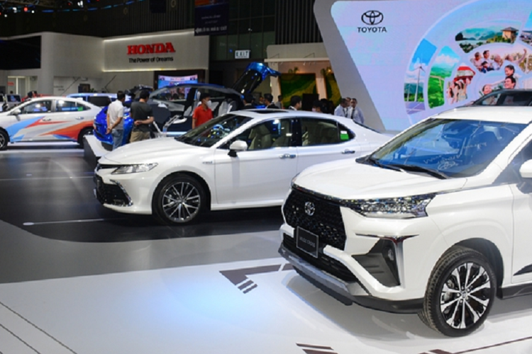 Ngoài ra, do thời gian sở hữu trung bình ôtô tăng lên (vì giá xe tăng khiến người dùng ngại đổi mới), việc gắn bó càng lâu giúp người dùng phát hiện ra những nhược điểm về mặt công nghệ và chất lượng của thương hiệu đang sở hữu, do đó ảnh hưởng đến quyết định gắn bó với thương hiệu đó.