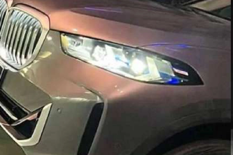 Ở BMW X5 M 2024 cao cấp nhất, xe sẽ có thêm động cơ xăng V8 mới. Dự kiến, BMW X5 2024 sẽ chính thức trình làng vào tháng 2 năm nay. Hiện giá bán của mẫu SUV hạng sang này chưa được công bố. Trong khi đó, tại Việt Nam, BMW X5 hiện vẫn mang thiết kế cũ nhưng đã được chuyển sang lắp ráp trong nước thay vì nhập khẩu nguyên chiếc.