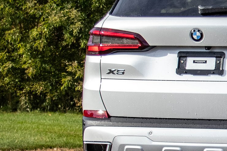 Ở BMW 3-Series nâng cấp, hệ thống này đi kèm màn hình cong, kết hợp giữa màn hình cảm ứng trung tâm 14,9 inch và bảng đồng hồ kỹ thuật số 12,3 inch. Theo tin đồn, BMW X5 2024 sẽ được nâng cấp cả động cơ. Trong đó, BMW X5 xDrive 40i 2024 sẽ được tăng công suất tối đa từ 340 mã lực lên 375 mã lực.