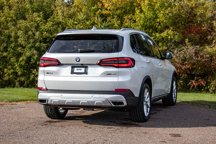 BMW X5 lắp ráp tại Việt Nam có 2 phiên bản là xDrive40i xLine và xDrive40i M Sport với giá bán tương ứng 4,169 tỷ và 4,019 tỷ đồng. So với xe nhập khẩu, BMW X5 lắp ráp trong nước rẻ hơn từ 70 - 550 triệu đồng.