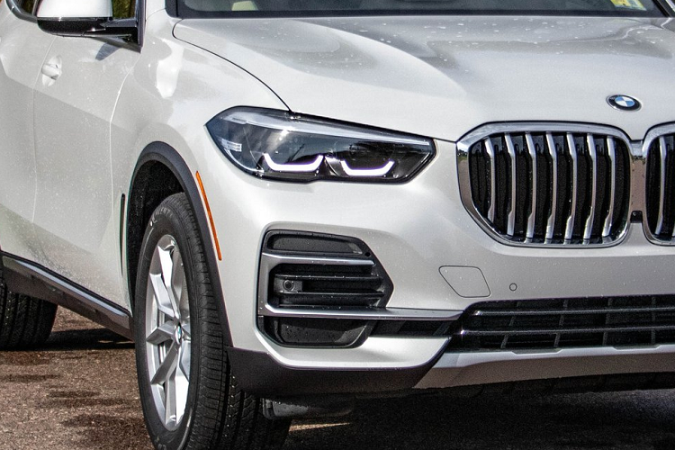 Thay đổi còn lại ở thiết kế ngoại thất của BMW X5 2024 là bộ vành la-zăng với thiết kế đa chấu phức tạp hơn. Đáng tiếc là hiện nội thất của mẫu SUV hạng sang này chưa được hé lộ. Tuy nhiên, sẽ không ngạc nhiên nếu xe cũng được trang bị hệ điều hành iDrive 8 mới với 2 màn hình cỡ lớn bên trong xe.