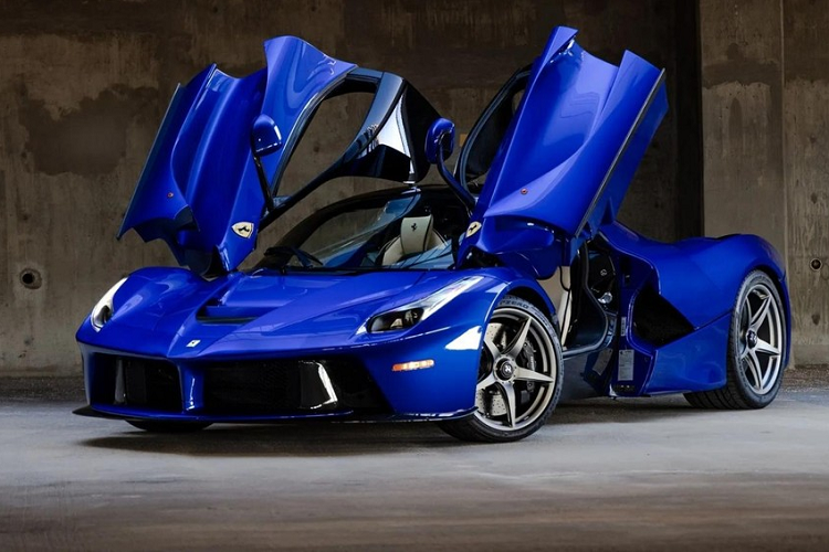 Ferrari LaFerrari được trang bị động cơ V12, dung tích 6.3 lít kết hợp cùng động cơ điện sẽ có tổng công suất tối đa là 950 mã lực và mô-men xoắn cực đại đạt 900 Nm. Siêu xe triệu đô Ferrari LaFerrari có thời gian tăng tốc từ vị trí xuất phát lên 100 km/h chỉ trong 3,1 giây trước khi đạt vận tốc tối đa 350 km. 