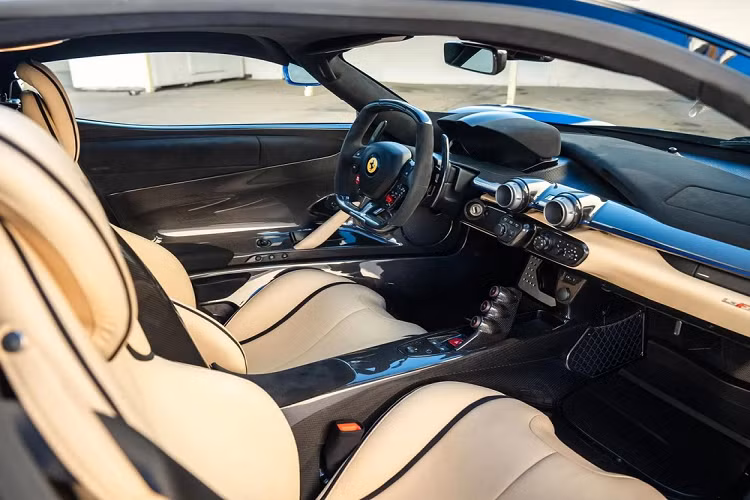 Chiếc siêu xe Ferrari LaFerrari này có gì hấp dẫn so với 498 xe còn lại sản xuất ra cho các khách hàng, câu trả lời nằm ở phối màu xanh Blu Elettrico kết hợp cùng nội thất da Crema. Bấy nhiêu cũng để tăng sự nổi tiếng cho chiếc Ferrari LaFerrari sắp được mang ra đấu giá. Tại thời điểm đăng tải thông tin, màn hình hiển thị của xe Ferrari LaFerrari dừng ở con số 3.186 miles, tương đương 5.127 km.