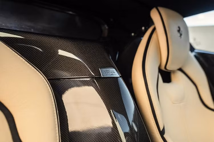 Chủ nhân cũ của chiếc Ferrari LaFerrari này là Greg Whitte, một kiến trúc sư phần mềm tại Microsoft nhưng nhiều năm qua chỉ dành thời gian cho bộ sưu tập xe tuyệt vời của mình.