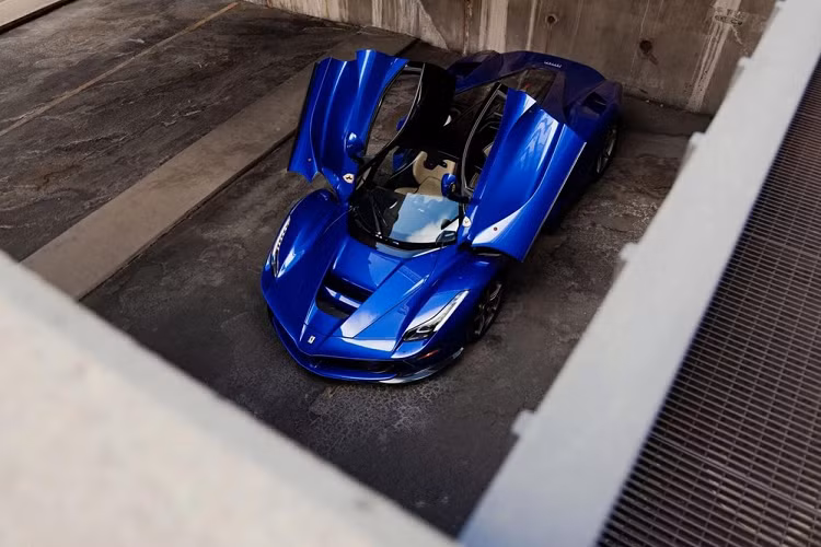 Ngoài LaFerrari màu xanh Blu Elettrico ra, Greg Whitte còn sở hữu bản mui trần Ferrari LaFerrari Aperta màu trắng và hàng dài danh sách các siêu xe Ferrari giới hạn như 458 Speciale Aperta, F40, F50, 250 LM và 250 GT TDF, Enzo, 599 GTO, 599 SA Aperta, F12 TDF hay 1 trong số 36 chiếc 250 GTO đang tồn tại trên thế giới. 