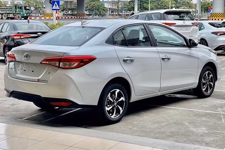Hiện Vios bản G CVT cao cấp nhất đang nhận được ưu đãi lớn nhất lên đến 50 triệu đồng. Mức ưu đãi này khiến giá xe Vios G CTV giờ đây chỉ còn 542 triệu đồng. Toyota Vios 2023 được phân phối với 3 phiên bản, gồm E MT, E CVT và G CVT. Giá niêm yết của xe dao động từ 479 triệu, 542 triệu và 592 triệu đồng.