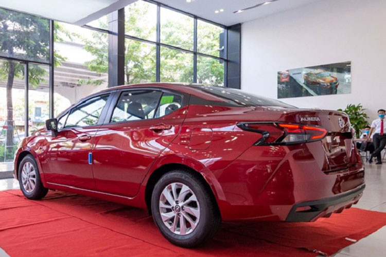 Giá niêm yết của Nissan Almera tại Việt Nam lần lượt là 539 và 595 triệu đồng. Nhờ được ưu đãi mà giá Almera bản cao cấp giờ đây có thể ngang bằng và đủ sức cạnh tranh cùng Toyota Vios.