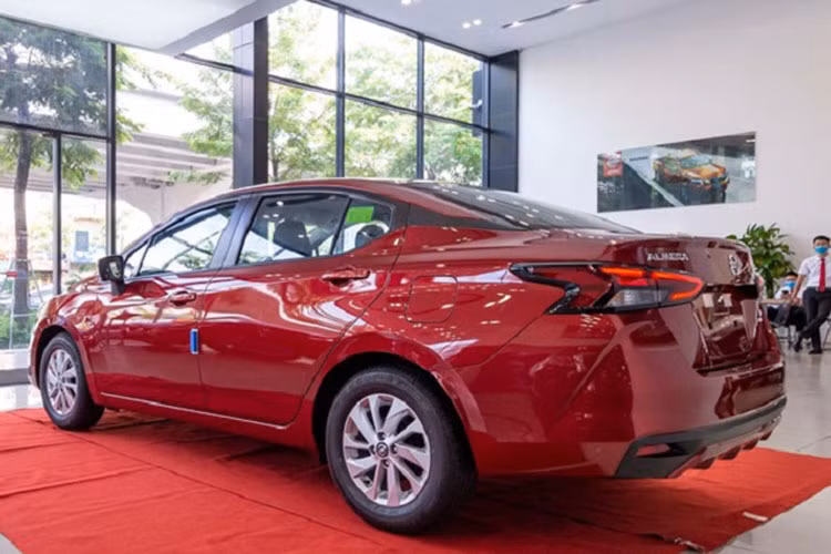 Giá niêm yết của Nissan Almera tại Việt Nam lần lượt là 539 và 595 triệu đồng. Nhờ được ưu đãi mà giá Almera bản cao cấp giờ đây có thể ngang bằng và đủ sức cạnh tranh cùng Toyota Vios.