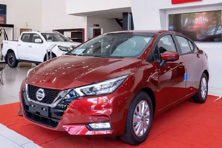  Nissan Almera Khách hàng mua xe Nissan Almera trong tháng này cũng được hỗ trợ 100% lệ phí trước bạ, tương đương mức ưu đãi lên đến 70 triệu đồng ở bản cao nhất. Hiện mẫu xe này đang được bán tại Việt Nam theo hình thức nhập khẩu với 2 phiên bản: CVT và CVT Cao cấp.