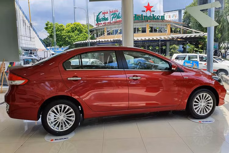 Tuy nhiên, giá bán của Suzuki Ciaz tại Việt Nam lại quá cao, chưa được cân xứng. Lần ưu đãi này của Ciaz được kỳ vọng sẽ tăng sức cạnh tranh với các đối thủ trong cùng phân khúc như Honda City, Hyundai Accent hay Toyota Vios.
