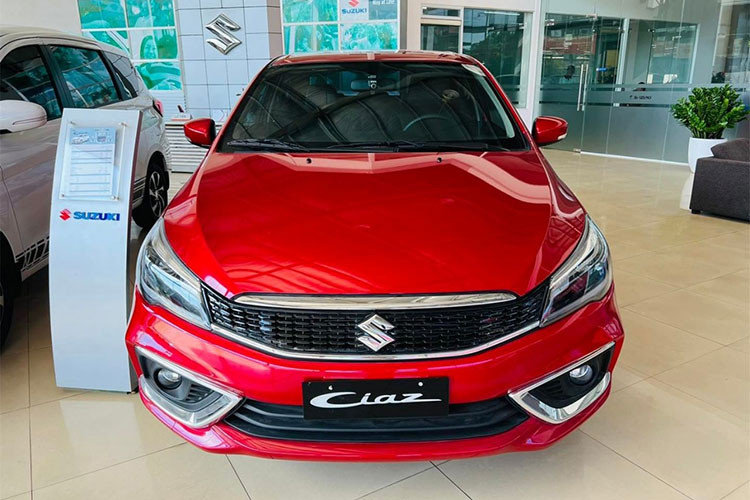 Suzuki Ciaz Mong muốn “thoát ế”, trong tháng 10 này, Suzuki Ciaz cũng được hãng hỗ trợ 50% lệ phí trước bạ, tương đương với mức ưu đãi khoảng 26 triệu đồng. Giá bán của xe sau ưu đãi giờ chỉ còn 503 triệu đồng. Suzuki Ciaz được cho là mẫu xe có trang bị tiện ích khá “nghèo nàn” so với các đối thủ cùng phân khúc.