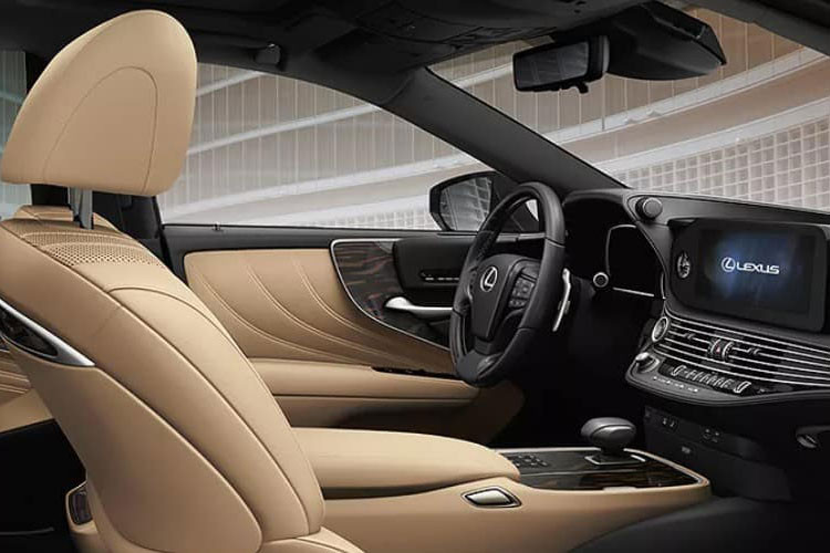 So với phiên bản tiền nhiệm, Lexus LS mới có màn hình đồng hồ lái kích thước lớn hơn, lên tới 12,3 inch. Bên cạnh đó, mẫu sedan hạng sang còn được nâng cấp về công nghệ an toàn với hệ thống Lexus Safety System + ADAS mới.