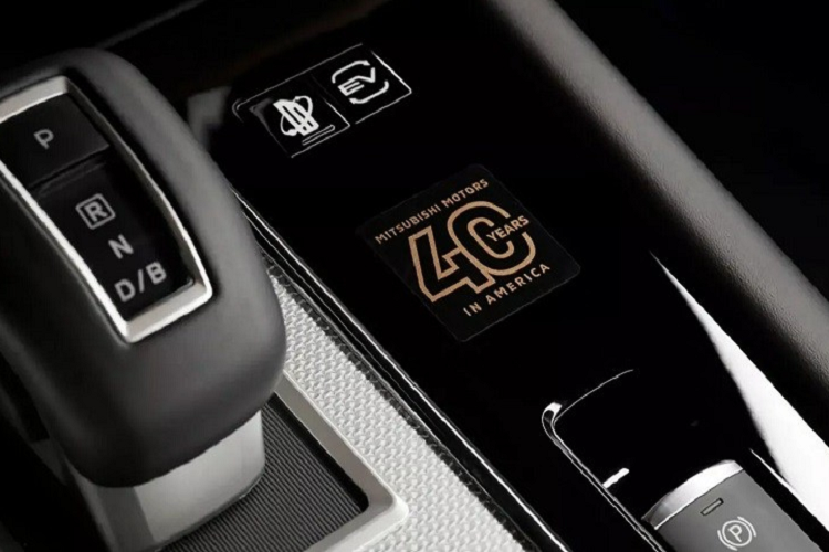 Thứ hai là hệ truyền động plug-in hybrid PHEV, bao gồm động cơ xăng 4 xi-lanh, dung tích 2.4L, 2 mô-tơ điện và cụm pin 20 kWh. Hệ truyền động này có công suất tổng cộng 248 mã lực và mô-men xoắn cực đại 450 Nm. Nhờ đó, Mitsubishi Outlander PHEV 40th Anniversary Edition 2023 có thể chạy được 61 km chỉ bằng pin.