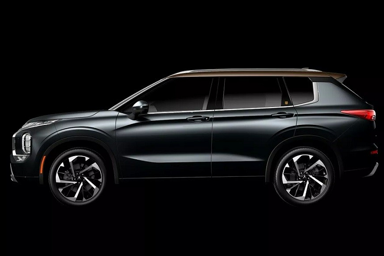 Phiên bản đặc biệt mới này được phát triển dựa trên bản SEL Premium của dòng xe SUV Mitsubishi Outlander 2023 hiện đang bán tại thị trường Mỹ. Ngoài việc ra mắt muộn 2 năm, Mitsubishi Outlander 40th Anniversary Edition còn sở hữu một số chi tiết khác biệt so với bản SEL Premium. Cụ thể, Mitsubishi Outlander 40th Anniversary Edition 2023 được sơn màu đen Black Diamond với nóc màu đồng.