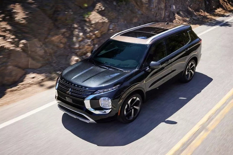 Tại thị trường Mỹ, giá xe Mitsubishi Outlander 40th Anniversary Edition 2023 từ 39.995 USD. Con số tương ứng của Mitsubishi Outlander PHEV 40th Anniversary Edition 2023 là 49.995 USD. Mitsubishi bắt đầu bán xe ở thị trường Mỹ dưới thương hiệu riêng vào năm 1981.