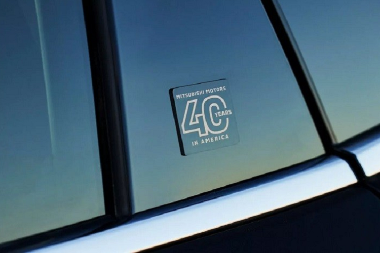 Tiếp đến là lưới tản nhiệt và ốp bậc cửa đều tích hợp đèn để sáng lên trong đêm. Thay đổi còn lại là logo "Mitsubishi Motors 40 Years In America" ở cột C và cụm điều khiển trung tâm trong xe. Bước vào bên trong Mitsubishi Outlander 40th Anniversary Edition 2023, người dùng sẽ bắt gặp nội thất bọc bằng chất liệu da semi-aniline màu đen phối nâu cam tương phản khá bắt mắt. Ghế trước và ghế sau của xe đều có tính năng sưởi.