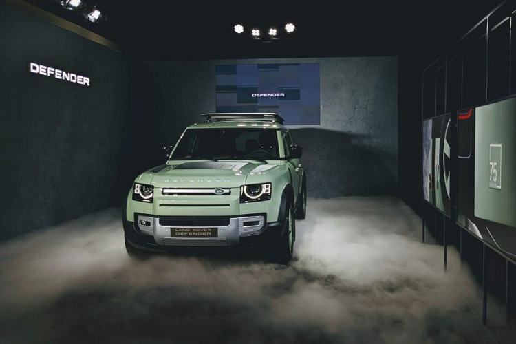 Nội thất bền bỉ và đa dụng của Defender cũng đón nhận những điểm đặc biệt tương tự. Trên bảng táp-lô của xe được khắc laser biểu tượng 75 năm màu xanh lá Grasmere nổi bật.