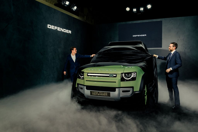 Sự độc đáo của phiên bản giới hạn Limited Edition đảm bảo vị thế đặc biệt khiến chiếc Defender trở nên đáng được sưu tầm. Đây là lần đầu tiên màu xanh lá Grasmere được giới thiệu trên mẫu xe Defender – màu sắc chỉ dành riêng cho phiên bản giới hạn 75th Limited Edition – với bánh xe hợp kim 20 inch cũng được sơn màu xanh lá Grasmere kết hợp cùng với nắp chụp mâm xe đồng điệu.