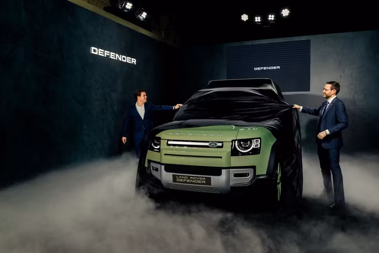 Sự độc đáo của phiên bản giới hạn Limited Edition đảm bảo vị thế đặc biệt khiến chiếc Defender trở nên đáng được sưu tầm. Đây là lần đầu tiên màu xanh lá Grasmere được giới thiệu trên mẫu xe Defender – màu sắc chỉ dành riêng cho phiên bản giới hạn 75th Limited Edition – với bánh xe hợp kim 20 inch cũng được sơn màu xanh lá Grasmere kết hợp cùng với nắp chụp mâm xe đồng điệu.