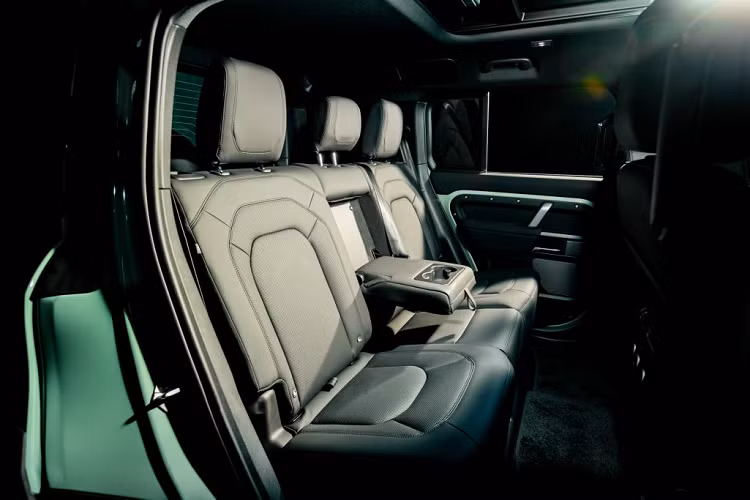 Tất cả các xe 75th Limited Edition đều được trang bị cửa sổ trời toàn cảnh điều khiển điện, đồng thời mang lại sự thoải mái với ghế chỉnh điện 14 hướng có sưởi và làm mát cho người lái và hành khách, sưởi vô-lăng và điều hòa tự động 3 vùng.