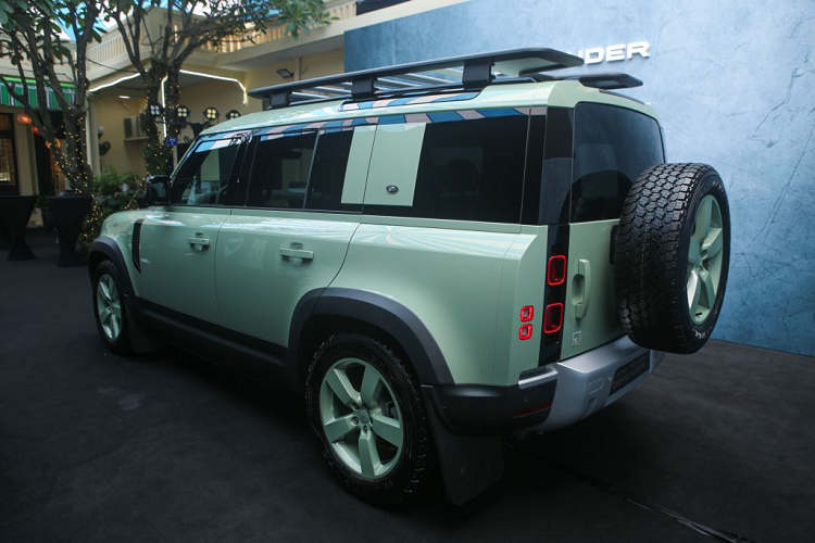 Ghế ngồi cũng được hoàn thiện bởi chất liệu resist màu đen Ebony đi cùng bệ trung tâm được bọc chất liệu Robustec - loại vải bền bỉ nhất hiện có trên Defender.