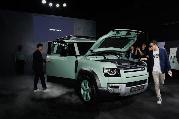 Hiện tại, khách hàng có thể bắt đầu đặt cọc mẫu Defender 75th Limited Edition này. Mức giá xe Land Rover Defender 75th Limited Edition từ 7,3 tỷ tại Việt Nam.