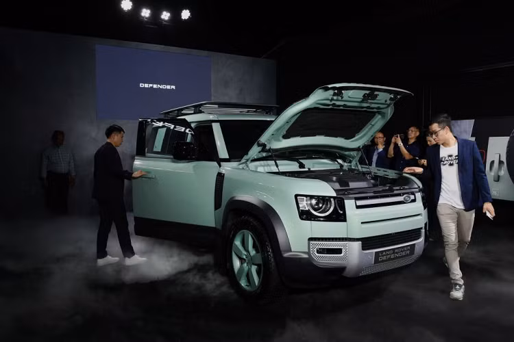 Hiện tại, khách hàng có thể bắt đầu đặt cọc mẫu Defender 75th Limited Edition này. Mức giá xe Land Rover Defender 75th Limited Edition từ 7,3 tỷ tại Việt Nam.
