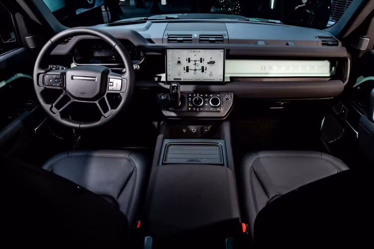 Tại Việt Nam, Defender 75th Limited Edition mới được phân phối với phiên bản Defender 110 P400 3.0 lít 6 xy-lanh, MHEV, công suất cực đại 400 PS tại 5.500 - 6.500 vòng/phút, mô-men xoắn cực đại 550 Nm tại 2.000 - 5.000 vòng/phút.