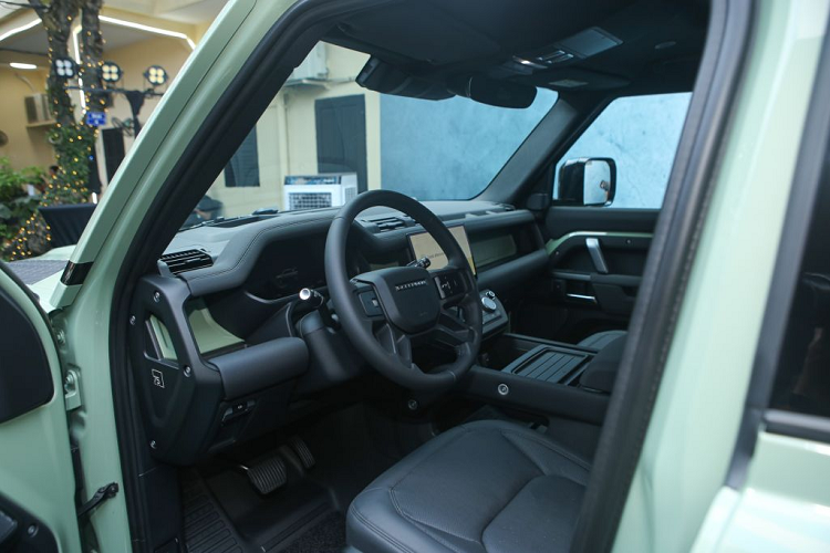 Xe được trang bị nhiều tính năng hiện đại, cao cấp như: camera 3D toàn cảnh, chức năng tùy chỉnh chế độ vượt địa hình, hệ thống âm thanh meridian, hệ thống đèn trước LED ma trận, hệ thống thông tin giải trí Pivi Pro với màn hình cảm ứng trung tâm 11,4 inch, hệ thống hiển thị thông tin lên kính lái và sạc không dây.