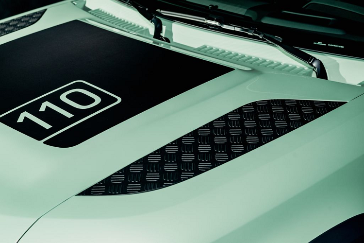 Hệ thống truyền động với động cơ xăng P400 Ingenium sử dụng công nghệ lai điện nhẹ (MHEV) để tối ưu hóa khả năng cung cấp điện và tiết kiệm nhiên liệu bằng cách khai thác năng lượng vốn thường bị mất khi giảm tốc và phanh.