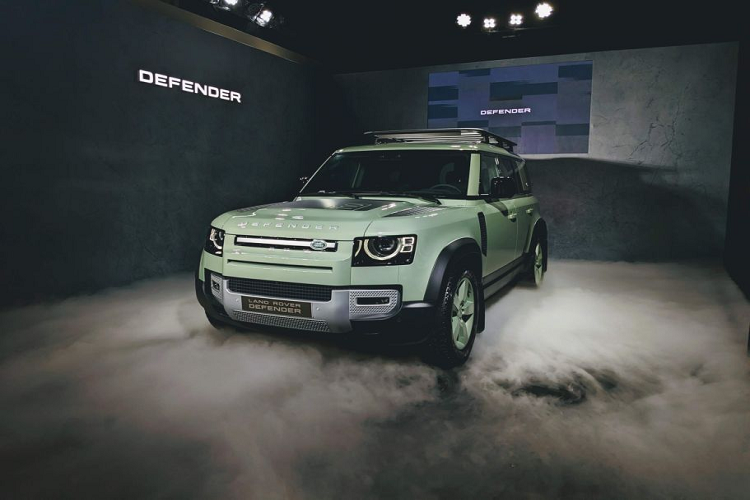 Các cải tiến trên ngoại thất mẫu xe SUV Land Rover Defender 75th Limited Edition còn bao gồm biểu tượng 75 năm độc đáo và cản xe được phủ màu bạc Ceres cùng với kính riêng tư tối màu.