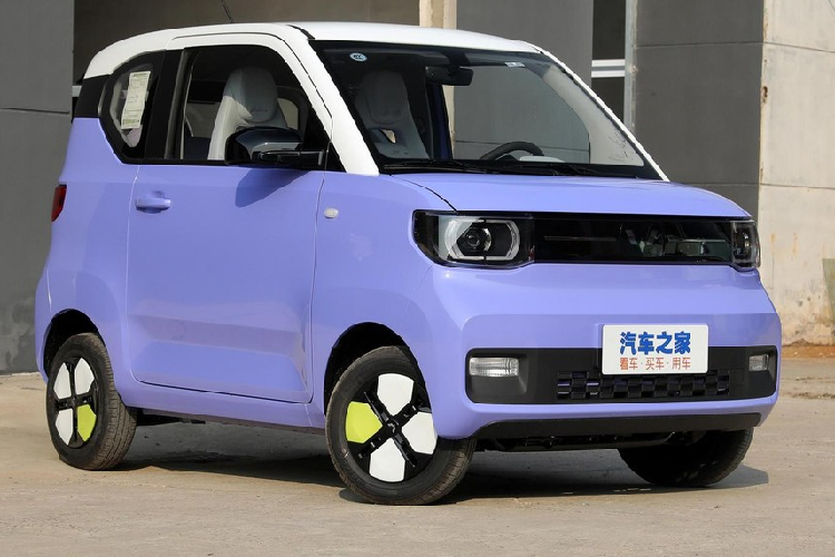 Ở bản này, Wuling Hongguang Mini EV có nhiều lựa chọn màu sắc cho ngoại thất, hệ truyền động. Trong đó, ấn tượng nhất với chúng tôi chính là màu Lavender được kết hợp với mui xe sơn trắng hoặc đen, ngoài ra, bộ mâm của xe không còn 2 màu tương phản trắng và đen như 2 xe điện Trung Quốc Wuling Hongguang Mini EV bị bắt gặp trên phố Hà Nội mà các chấu mâm được sơn màu trắng và vàng rất nổi bật.