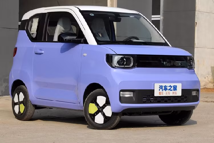 Ở bản này, Wuling Hongguang Mini EV có nhiều lựa chọn màu sắc cho ngoại thất, hệ truyền động. Trong đó, ấn tượng nhất với chúng tôi chính là màu Lavender được kết hợp với mui xe sơn trắng hoặc đen, ngoài ra, bộ mâm của xe không còn 2 màu tương phản trắng và đen như 2 xe điện Trung Quốc Wuling Hongguang Mini EV bị bắt gặp trên phố Hà Nội mà các chấu mâm được sơn màu trắng và vàng rất nổi bật.