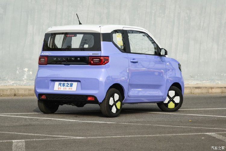 Giá xe Wuling Hongguang Mini EV tại Trung Quốc tương đương 109 triệu đồng, xe được trang bị một động cơ điện có công suất 17,4 mã lực. Vận tốc tối ưu của xe khoảng 60-70 km/h, phạm vi hoạt động 120 km cho một lần sạc. Xe có thể sạc điện dễ dàng bằng nguồn điện dân dụng.