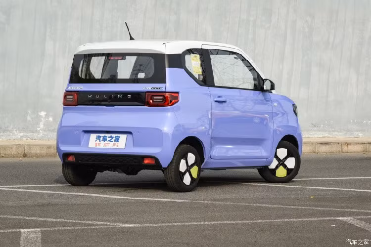 Giá xe Wuling Hongguang Mini EV tại Trung Quốc tương đương 109 triệu đồng, xe được trang bị một động cơ điện có công suất 17,4 mã lực. Vận tốc tối ưu của xe khoảng 60-70 km/h, phạm vi hoạt động 120 km cho một lần sạc. Xe có thể sạc điện dễ dàng bằng nguồn điện dân dụng.